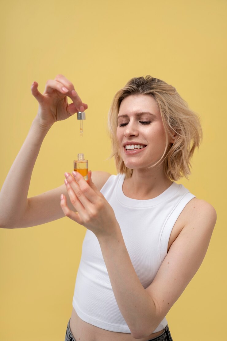 Gratis Foto vrouw die serum gebruikt