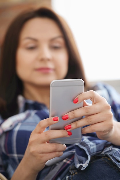 Vrouw die smartphone gebruikt