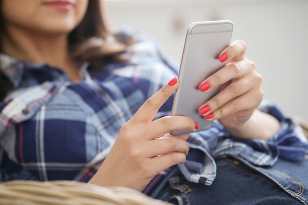 Vrouw die smartphone gebruikt