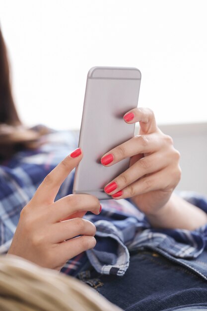 Vrouw die smartphone gebruikt