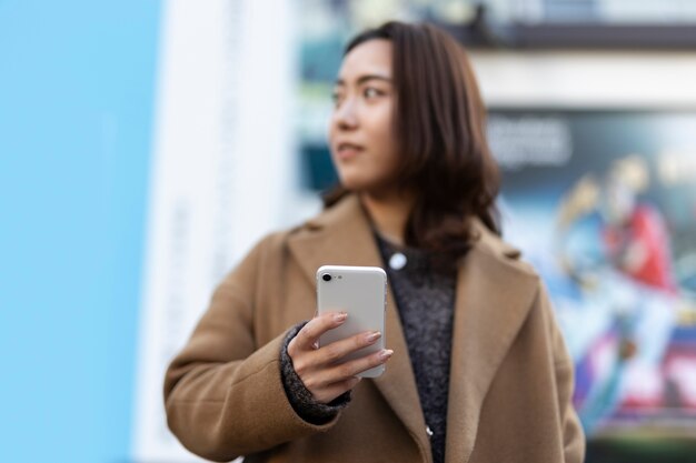 Vrouw die smartphonetechnologie gebruikt