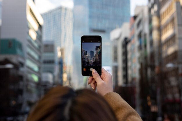 Vrouw die smartphonetechnologie gebruikt