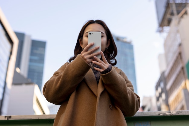 Vrouw die smartphonetechnologie gebruikt