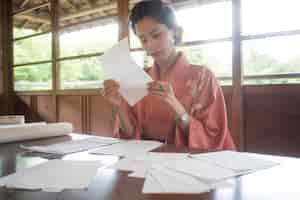 Gratis foto vrouw die speciaal papier gebruikt voor origami