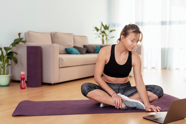 Vrouw die sport thuis doet