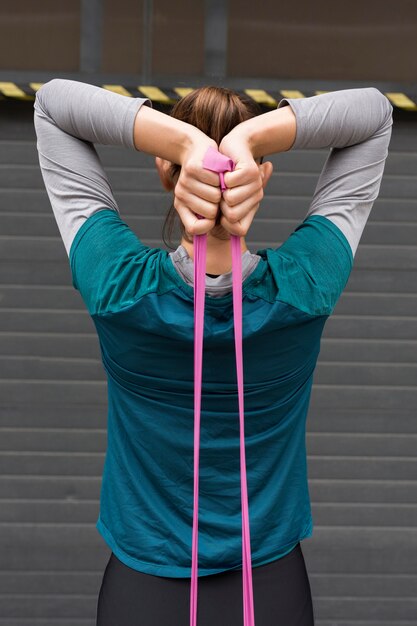 Vrouw die sportoefeningen doet