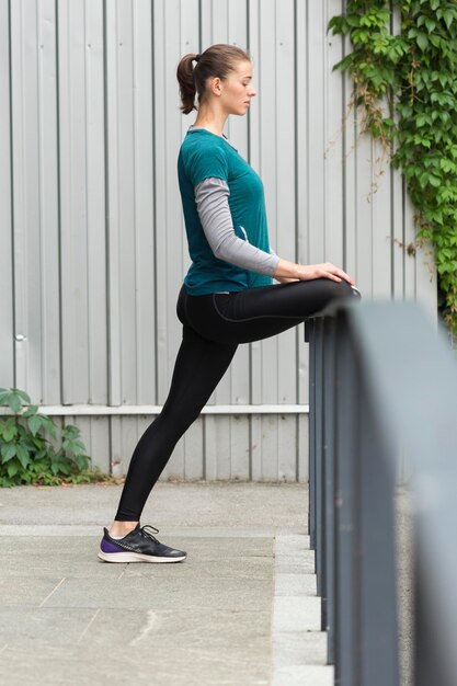 Vrouw die sportoefeningen doet