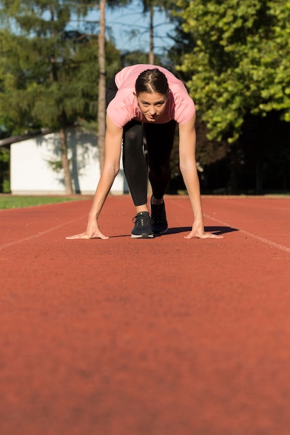 Vrouw die sportoefeningen doet