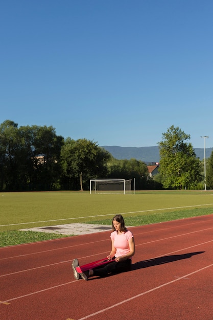 Vrouw die sportoefeningen doet