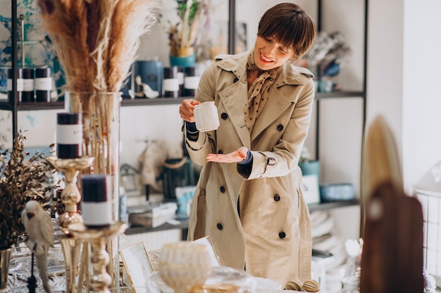 Vrouw die spullen in een decoratiewinkel koopt