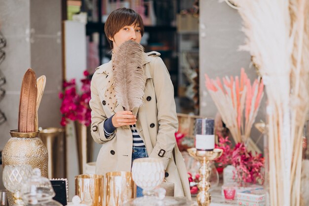 Vrouw die spullen in een decoratiewinkel koopt