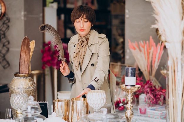 Vrouw die spullen in een decoratiewinkel koopt