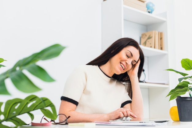 Vrouw die tablet in bureau gebruikt