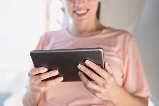 Vrouw die tabletclose-up gebruiken