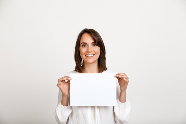 Vrouw die teken op Witboek toont