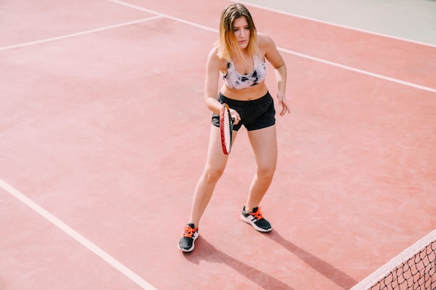 Vrouw die tennis speelt