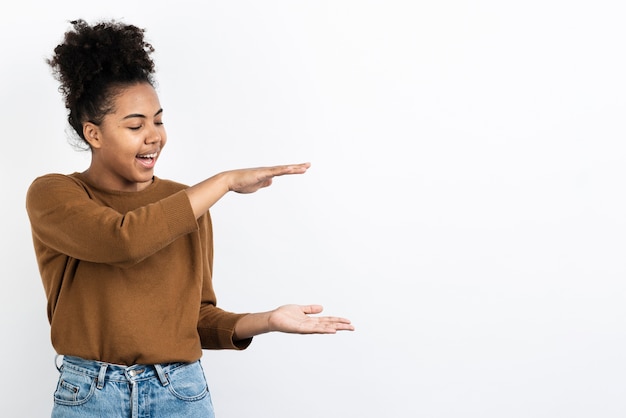 Vrouw die terwijl het beschrijven van grootte stelt