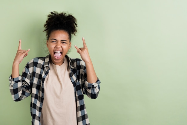 Gratis foto vrouw die terwijl het houden van rotsteken stellen