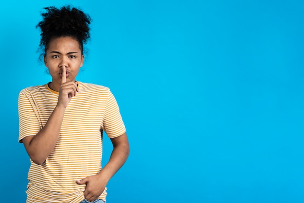 Vrouw die terwijl het maken van stil teken stelt