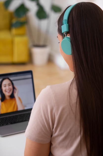 Gratis foto vrouw die thuis een videogesprek voert met een laptopapparaat