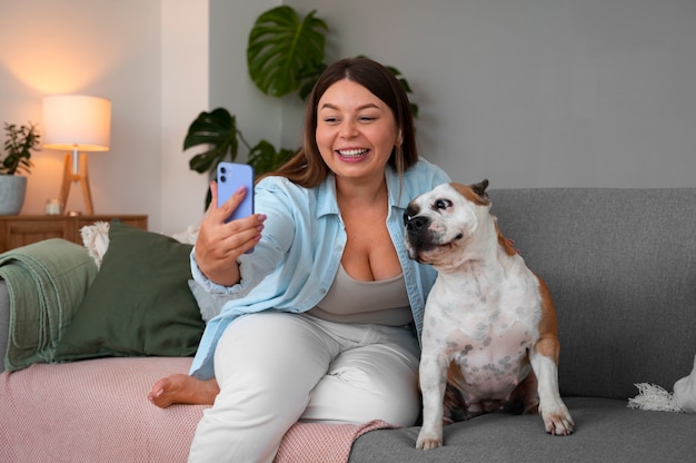 Gratis foto vrouw die thuis een videogesprek voert met een smartphone