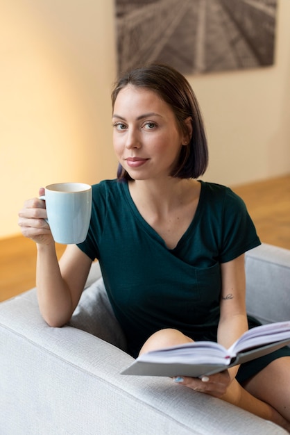 Vrouw die thuis geniet van het dagelijkse leven