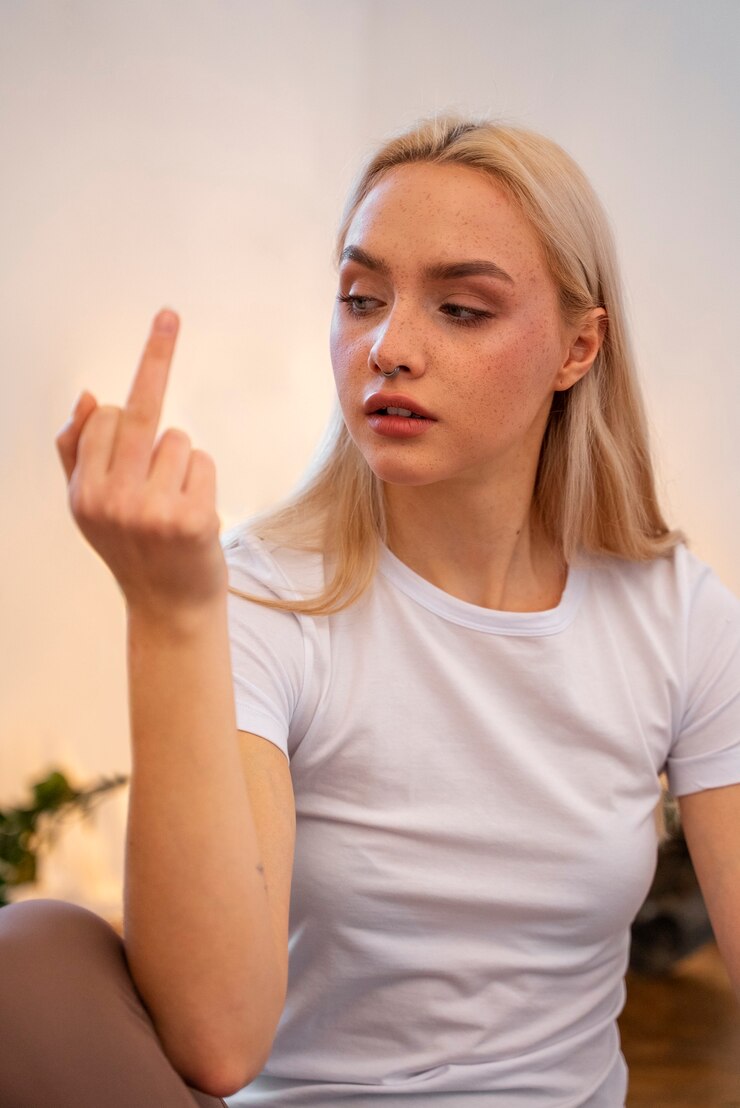Gratis Foto vrouw die thuis middelvinger laat zien tijdens het trainen
