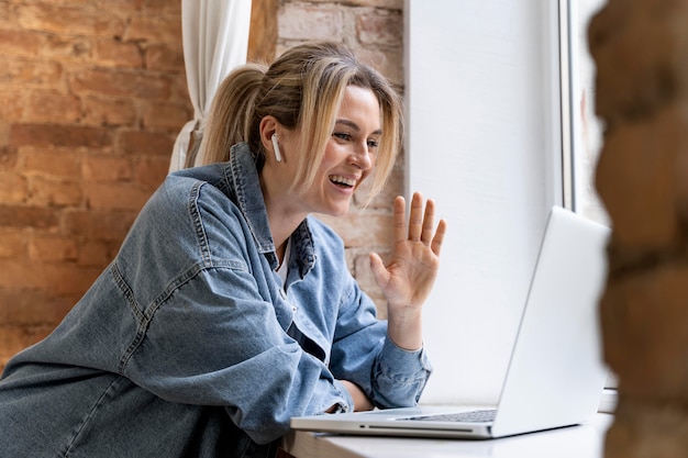 Vrouw die thuis videocall met familie heeft