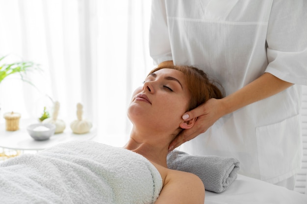 Vrouw die tijd doorbrengt in de spa en een ontspannende massage krijgt