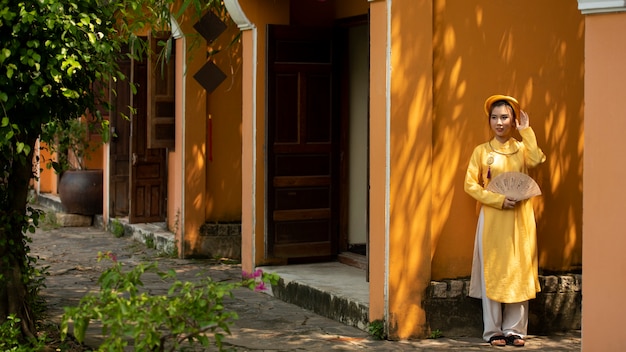 Vrouw die traditionele ao dai-kleding draagt