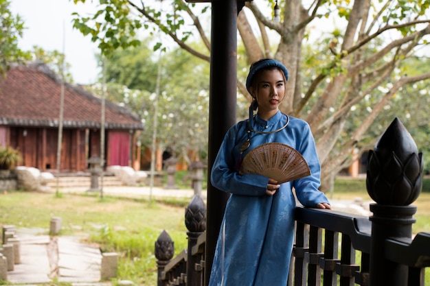 Vrouw die traditionele ao dai-kleding draagt