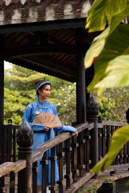 Vrouw die traditionele ao dai-kleding draagt