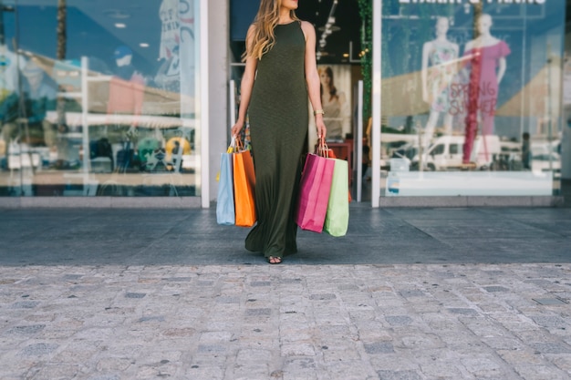 Vrouw die uit de winkel komt