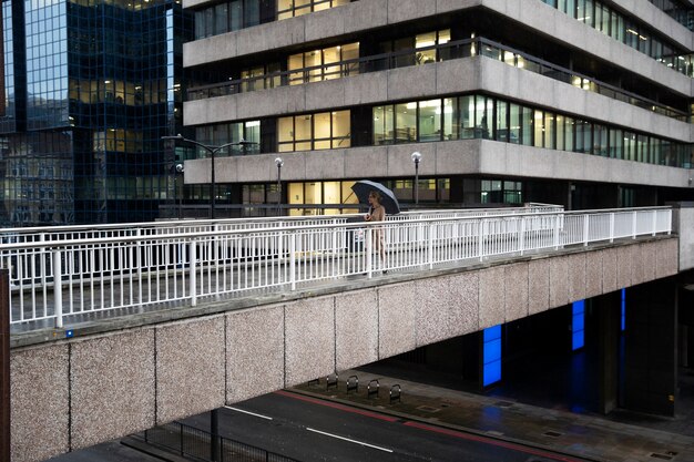 Vrouw die uitgaat in de stad terwijl het regent