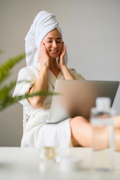 Vrouw die van een kuuroorddag thuis genieten