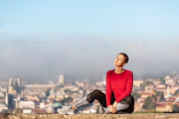 Vrouw die van het zon volledige schot geniet