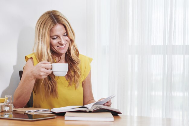 Vrouw die van lezing geniet