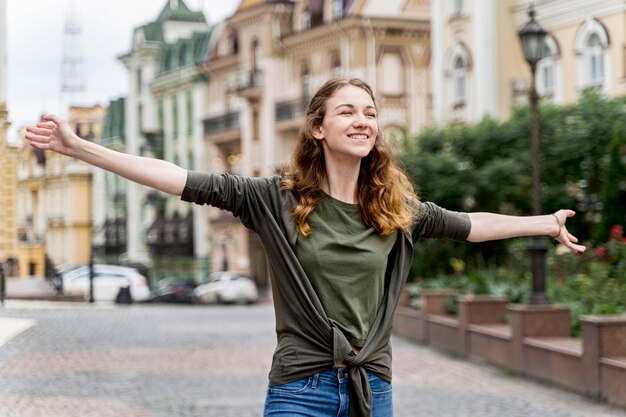 Vrouw die van muziek geniet