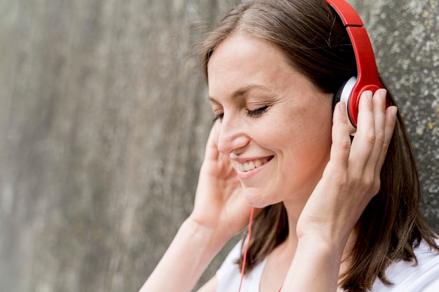 Gratis foto vrouw die van muziek in hoofdtelefoons geniet