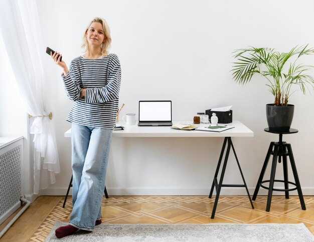 Gratis foto vrouw die vanuit huis werkt