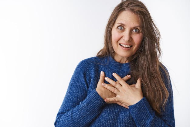 Vrouw die verrast is, is onder de indruk en sprakeloos van geluk.