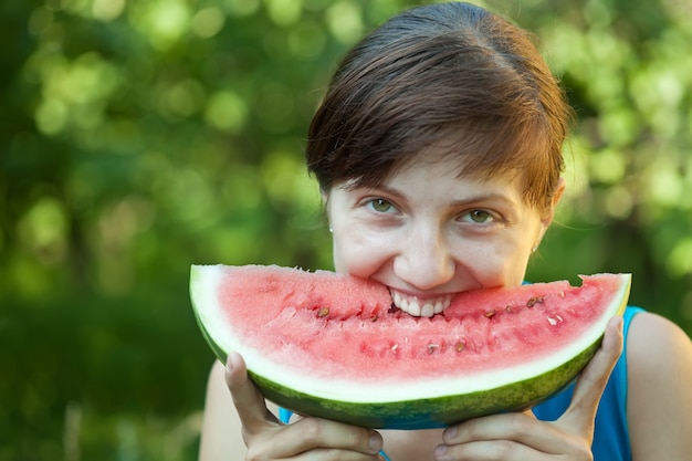 Vrouw die verse watermeloen eet
