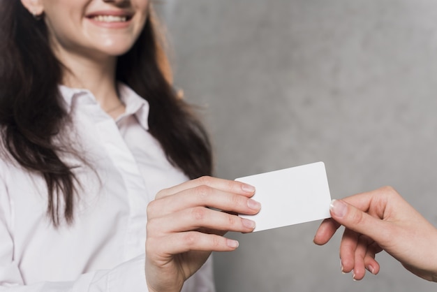 Vrouw die visitekaartje geeft aan potentiële werknemer