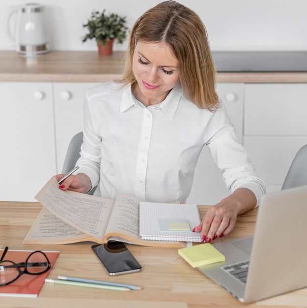 Vrouw die voor een online klasse voorbereidingen treft