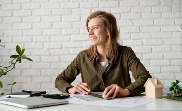 Vrouw die voor het portret van milieuprojecten werkt