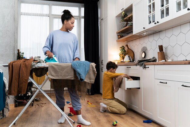 Vrouw die voor het schoonmaken van vuil huis zorgt