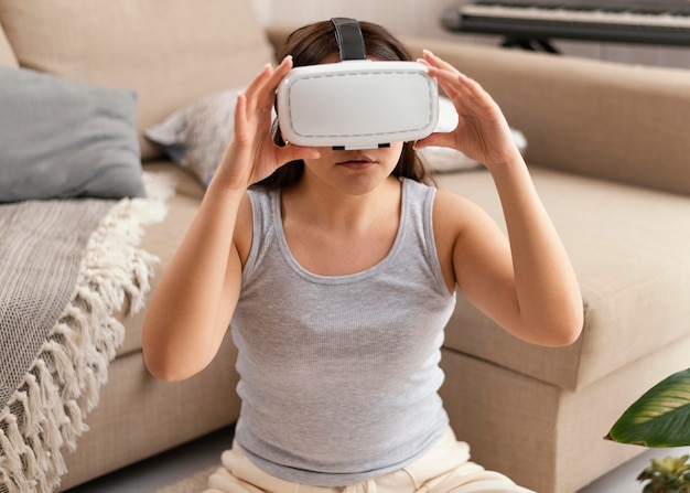 Gratis foto vrouw die vr-bril draagt