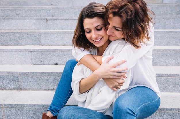 Gratis foto vrouw die vrouw van rug omhelst