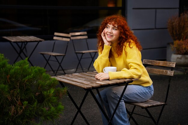 Vrouw die warme chocolademelk drinkt in café