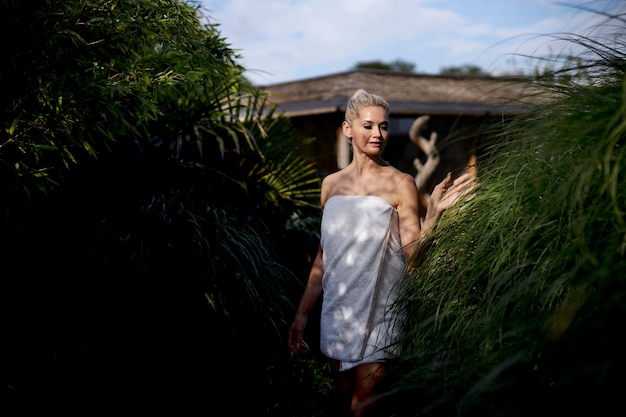 Vrouw die wat quality time heeft in een spahotel in de buitenlucht